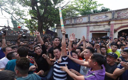 Hàng trăm trai làng lao vào tranh cướp trong lễ hội cầu may "giằng bông" Sơn Đồng