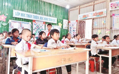 Lên bản Mông xem thầy cô dạy chữ