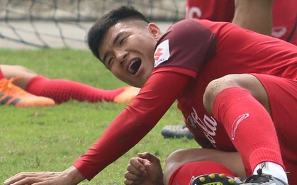 Lầy như Hà Đức Chinh, mệt đến đứt hơi vẫn "kêu cứu": Bác sĩ ơi cho cháu nước