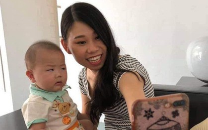 Được mẹ rủ chụp ảnh tự sướng, biểu cảm "lạnh lùng" ra mặt của cậu bé khiến dân mạng cười nghiêng ngả