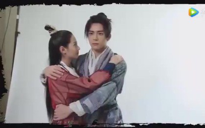 Trên phim toàn mỹ nhân "vẩy thính", ai ngờ Trương Vô Kỵ ngoài đời siêu... "đơ" bên cạnh con gái thế này?