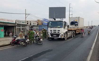 TP.HCM: Xe máy va chạm với xe container khiến người đàn ông tử vong, bé trai 10 tuổi nguy kịch