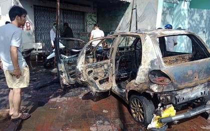 Ô tô cháy rụi khi đang sửa trong tiệm
