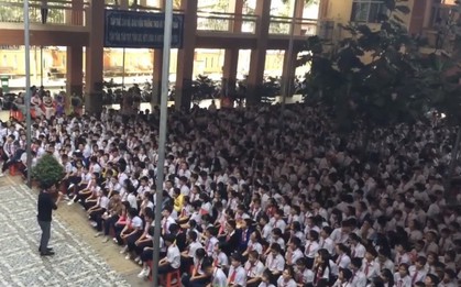Thầy giáo hát về Cây bàng non hay đến nỗi học sinh đồng loạt hoà âm như thể concert của nghệ sĩ nổi tiếng