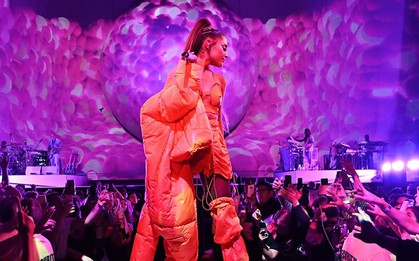 Diễn mà quên cầm mic, fan trêu Ariana Grande: “Nhớ mang đầy đủ dụng cụ khi hành nghề chị ơi”