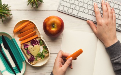 Những cách để giúp cơ thể không trì độn, ù lì khi suốt ngày cứ phải "mài mông" ở văn phòng