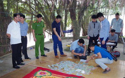 Triệt phá sới bạc lớn "chưa từng có" trong trang trại ngoài đê, bắt 42 đối tượng
