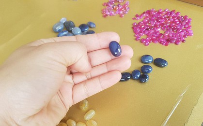 Chuyện lạ ở Việt Nam: Bán đá quý tiền tỷ tại chợ tạm ven đường