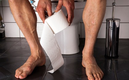 Có kiểu đàn ông trên đời cứ "đi cầu" là phải bung xõa hết quần áo và đây là lý do