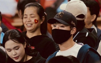 Duy Mạnh và bạn gái tin đồn của Văn Hậu tới sân Mỹ Đình, âm thầm cổ vũ U23 Việt Nam thi đấu