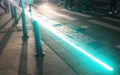 Đoạn vỉa hè rực sáng này là giải pháp chống "zombie thời hiện đại" của người Hàn Quốc