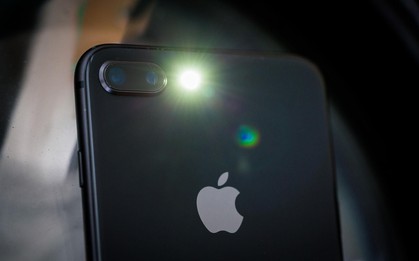 Góc giải ngố: Vì sao smartphone gần hết pin không thể bật flash chụp ảnh, nhưng bật làm đèn pin thì được?