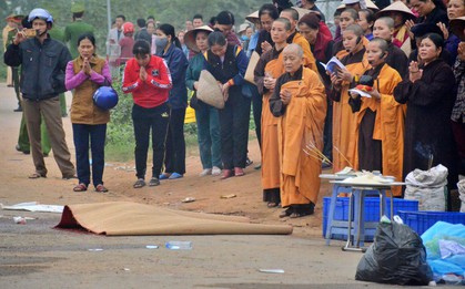 Hiện trường ngổn ngang vụ xe khách tông trực diện đoàn đưa tang khiến 7 người tử vong thương tâm