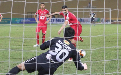 Thủ môn Hà Nội FC vi phạm luật phạt đền, CLB Viettel đáng lẽ phải được thực hiện lại quả đá
