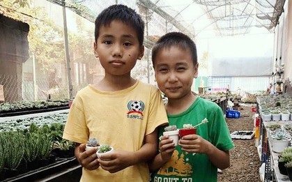 Câu chuyện hai cậu bé mang 20 ngàn mua cây tặng mẹ ngày 8/3, "đốn tim" anh chủ bằng đoạn hội thoại cực dễ mến