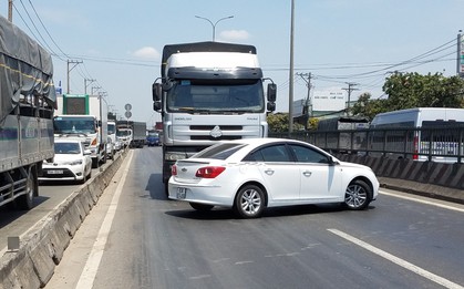 Nam tài xế kêu cứu thất thanh trong xế hộp xoay ngang bị xe tải đẩy hơn 20m trên quốc lộ 1