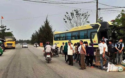 Hàng chục em học sinh hoảng loạn khi xe chở đoàn đi tham quan gây tai nạn