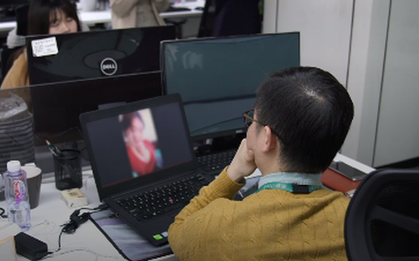 Nghề hot ở Trung Quốc: "Lao công online" căng mắt kiểm tra livestream hút thuốc, xăm trổ và ăn mặc mát mẻ