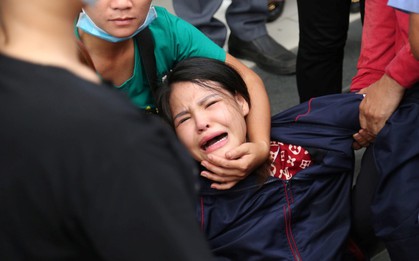 Chị gái khóc ngất tại bệnh viện khi nhận ra thi thể em trai qua chiếc vòng bạc: "Nó mới bảo bố con có người yêu rồi, con lấy vợ nhé"