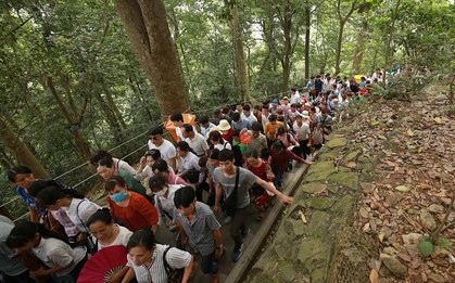 Hàng vạn người đổ về Đền Hùng trước ngày Giỗ tổ Hùng Vương