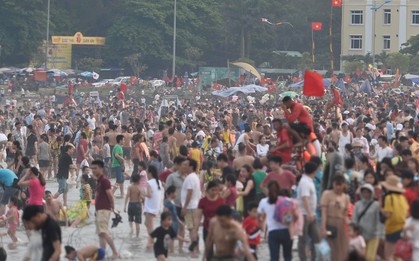 Bãi biển Sầm Sơn ken đặc người ngày đầu kỳ nghỉ lễ Giỗ tổ Hùng Vương