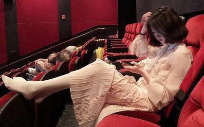 Gái xinh đi xem phim tháo cả giày gác chân lên ghế trước, dân mạng người ném đá kẻ bênh: Đẹp auto không có lỗi?