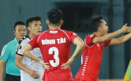Em trai Bùi Tiến Dũng nhận thẻ đỏ trực tiếp, trọng tài suýt thành trò cười vì đuổi nhầm cầu thủ Hải Phòng
