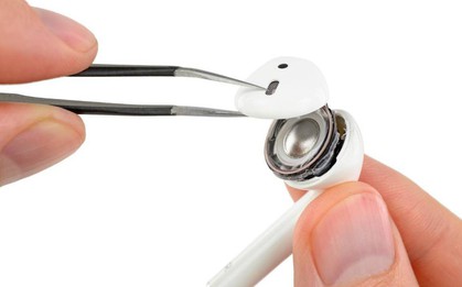 "Mổ bụng" AirPods 2 mới thấy bất ngờ: Đã hỏng thì khỏi sửa luôn, chỉ có nước mua mới