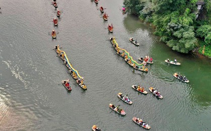 Đôi rồng được hàng trăm chiếc thuyền rước trong lễ hội Tràng An, Ninh Bình