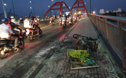 TP. HCM: Xe máy chở trái cây bốc cháy ngùn ngụt, người bán hàng hốt hoảng bỏ chạy