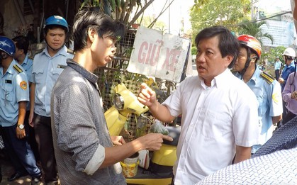 Ông Đoàn Ngọc Hải dẫn đoàn liên ngành đi bắt chó thả rông, chủ chó bực tức chửi bới rồi ngăn cản lực lượng chức năng