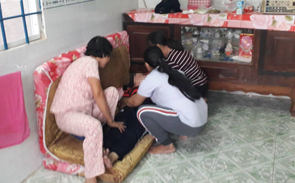 Tang thương bao trùm căn nhà 3 bà cháu bị sát hại: Người mẹ tuyệt vọng, gào khóc gọi tên con gái rồi ngất xỉu