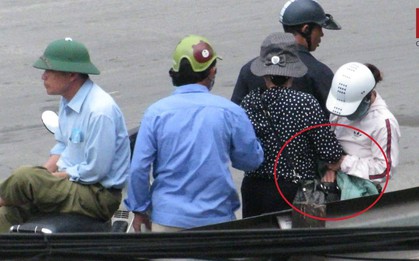 [ĐỘC QUYỀN] Vạch trần thủ đoạn dàn cảnh móc túi gần cổng bệnh viện Bạch Mai