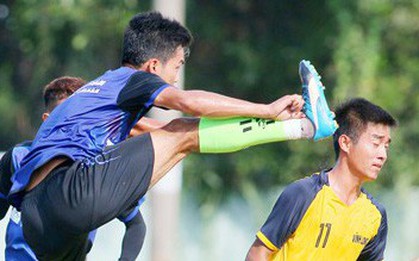 Cầu thủ Bến Tre tung "kung fu" đạp thẳng đầu cầu thủ Vĩnh Long