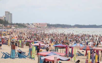 Bãi biển Vũng Tàu đông như vỡ trận, du khách nào chụp được ảnh mà chỉ có 1 mình quả là kỳ tích