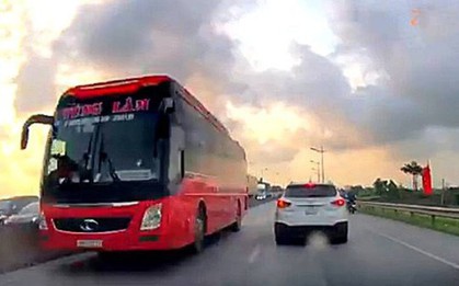 Xe khách giường nằm biển số Thanh Hóa phóng ầm ầm ngược chiều trên Quốc lộ 1