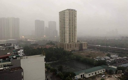 Trời Hà Nội tối đen, mưa như trút nước vào đúng giờ cao điểm sáng