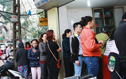 Đến hẹn lại lên, cứ mỗi dịp Tết Hàn thực là mấy hàng bánh trôi, bánh chay này ở Hà Nội lại tấp nập người mua