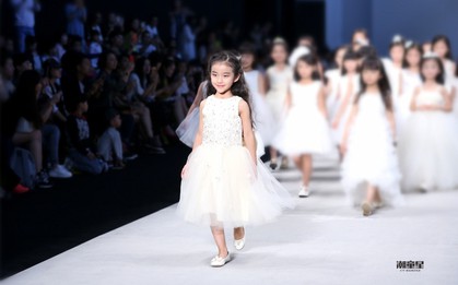 Bố mẹ Trung Quốc cho con làm mẫu nhí: Kiếm 35 triệu/ngày nhưng đổi lại là lịch làm việc như ngôi sao, cạnh tranh khốc liệt