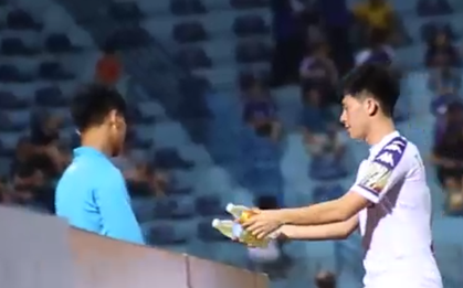 Đang tập luyện, Đình Trọng vẫn "tranh thủ" chạy đi lấy nước cho cậu bé nhặt bóng đặc biệt