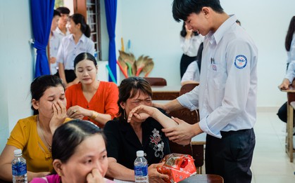 Bí mật gọi cha mẹ lên tặng quà, lớp học này cho ra đời bộ kỷ yếu đầy xúc động, phụ huynh lẫn học sinh ai cũng khóc lóc nghẹn ngào