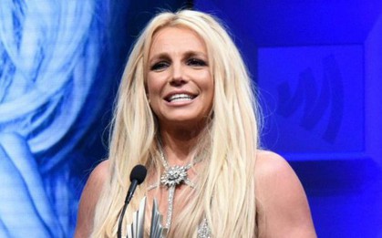Britney Spears hủy tour rồi biến mất 3 tháng, Miley Cyrus hô vang "Free Britney" ngay giữa concert: chuyện gì đây?