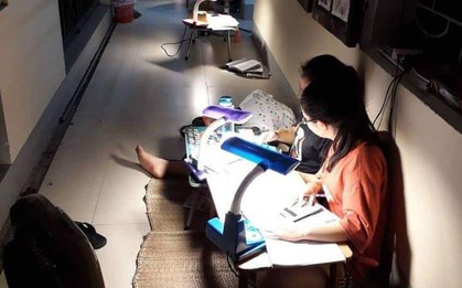 Nhìn bức ảnh học sinh ở ký túc xá Chuyên Phan Bội Châu ngồi học kín hành lang này để biết vì sao họ học giỏi thế