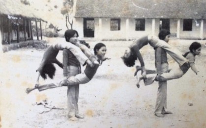 Màn biểu diễn văn nghệ từ 30 năm trước khiến dân mạng tròn mắt thán phục vì độ khó "không phải dạng vừa đâu"