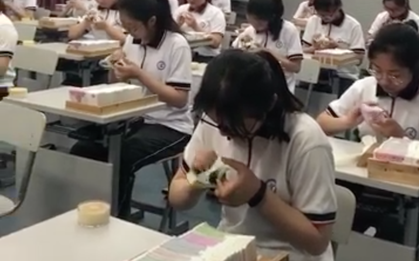 Clip sinh viên ngành Tài chính đếm tiền nhanh hơn máy khiến ai nhìn vào cũng thèm