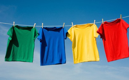 Góc các bà nội trợ thắc mắc: Vì sao quần áo dùng máy sấy làm khô thì mềm, nhưng phơi ngoài nắng lại cứng cong queo?