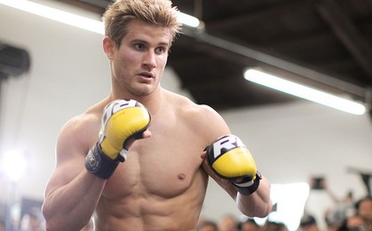 "Soái ca" 6 múi bị hạ sấp mặt trong ngày ra mắt giải MMA lớn nhất châu Á