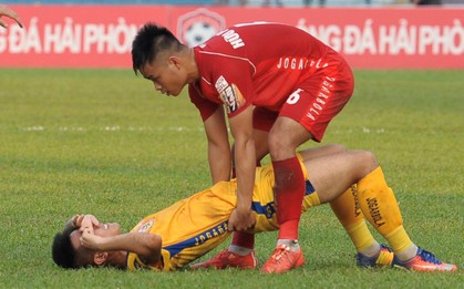 Hành động đẹp của cầu thủ Hải Phòng trong trận cầu nảy lửa với Thanh Hoá