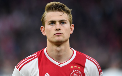 Đội trưởng 19 tuổi đẹp trai như thiên thần của Ajax phải cắt quần thi đấu vì đùi quá to