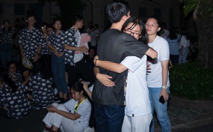 Đêm ra trường chuyên Lê Hồng Phong: Còn hơn những giọt nước mắt chính là cùng cười, cùng vui bên nhau đêm cuối